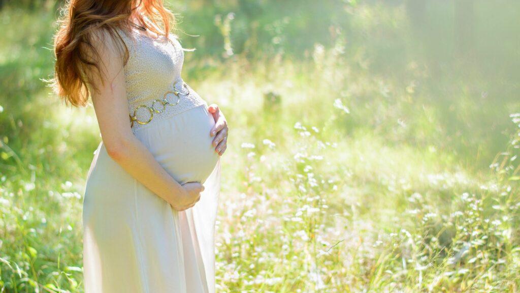 zwangere vrouw wacht vol spanning op de komst van haar kleintje